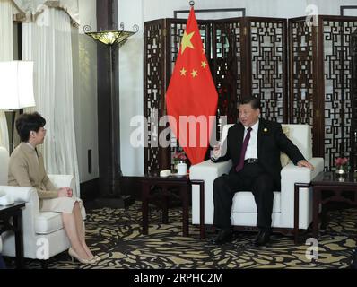 Bilder des Jahres 2019, News 11 November News Themen der Woche KW45 News Bilder des Tages 191104 -- SHANGHAI, 4. November 2019 -- der chinesische Präsident Xi Jinping trifft sich mit dem Chief Executive der Sonderverwaltungsregion Hongkong, Carrie Lam, der für die zweite China International Import Expo CIIE in Shanghai, Ostchina, am 4. November 2019 hier ist. CIIECHINA-SHANGHAI-XI JINPING-CARRIE LAM-MEETING CN JUXPENG PUBLICATIONXNOTXINXCHN Stockfoto