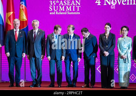 191104 -- BANGKOK, 4. November 2019 -- von L zu R US-Sicherheitsberater Robert O Brien, Premierminister Lee Hsien Loong, russischer Premierminister Dmitry Medwedew, südkoreanischer Präsident Moon Jae-in, philippinischer Präsident Rodrigo Duterte, neuseeländischer Premierminister Jacinda Ardern, und der Myanmar State Counselor Aung San Suu Kyi nimmt an einer Fotosession während des 14. Ostasiengipfels in Bangkok, Thailand, am 4. November 2019 Teil. Der Gipfel ist eine jährliche regionale Veranstaltung, an der 10 Mitglieder des ASEAN-Verbandes Südostasiatischer Nationen sowie China, Japan, Südkorea, Indien, Australien, Stockfoto