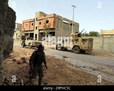 191104 -- TRIPOLI, 4. November 2019 Xinhua -- Militärfahrzeuge der von den Vereinten Nationen unterstützten libyschen Regierungstruppen ebnen den Weg für die Bodentruppen im Süden von Tripoli, Libyen, am 4. November 2019. Die von den Vereinten Nationen unterstützten libyschen Regierungstruppen gaben am Montag bekannt, dass sie Fortschritte gegen die rivalisierende Armee im Osten südlich der Hauptstadt Tripoli machen, sagte eine Erklärung der von den Vereinten Nationen unterstützten Regierung auf ihrer offiziellen Facebook-Seite. Foto von Hamza Turkia/Xinhua LIBYEN-TRIPOLI-KONFLIKT PUBLICATIONxNOTxINxCHN Stockfoto