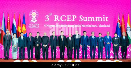 191104 -- BANGKOK, 4. November 2019 -- der chinesische Premierminister Li Keqiang nimmt am 3. RCEP-Gipfel der regionalen umfassenden Wirtschaftspartnerschaft in Bangkok, Thailand, am 4. November 2019 Teil. THAILAND-BANGKOK-LI KEQIANG-RCEP-GIPFEL ZHAIXJIANLAN PUBLICATIONXNOTXINXCHN Stockfoto