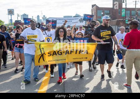 Detroit, Michigan, USA. September 2023. Markante Mitglieder der sag-AFTRA, die Hollywood-Künstler vertreten, nehmen an Detroits Labor Day Parade Teil. Zusammen mit der Writers Guild of America streikt sag-AFTRA gegen Unternehmen, die von der Alliance of Motion Picture and Television Producers vertreten werden. Quelle: Jim West/Alamy Live News Stockfoto