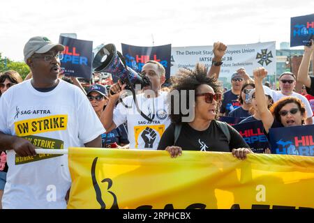 Detroit, Michigan, USA. September 2023. Markante Mitglieder der sag-AFTRA, die Hollywood-Künstler vertreten, nehmen an Detroits Labor Day Parade Teil. Zusammen mit der Writers Guild of America streikt sag-AFTRA gegen Unternehmen, die von der Alliance of Motion Picture and Television Producers vertreten werden. Quelle: Jim West/Alamy Live News Stockfoto