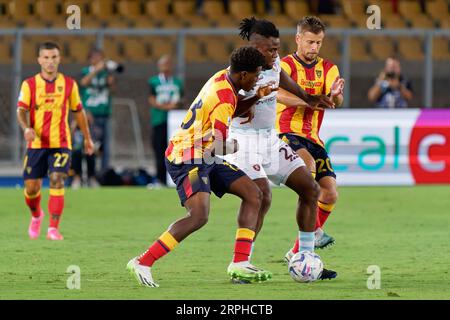 Lecce, Italien. September 2023. Chukwubuikem Ikwuemesi (US Salernitana 1919) und Patrick Dorgu (US Lecce), Ylber Ramadani (US Lecce) während des Spiels US Lecce gegen US Salernitana, italienischer Fußball Serie A in Lecce, Italien, 3. September 2023 Credit: Independent Photo Agency/Alamy Live News Stockfoto