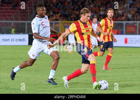 Lecce, Italien. September 2023. Federico Baschirotto (US Lecce) und Chukwubuikem Ikwuemesi (US Salernitana 1919) während des Spiels US Lecce gegen US Salernitana, italienischer Fußball Serie A in Lecce, Italien, 3. September 2023 Credit: Independent Photo Agency/Alamy Live News Stockfoto