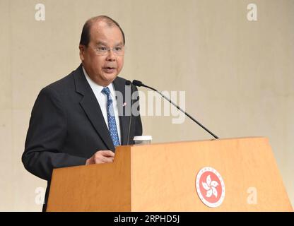 191105 -- HONGKONG, 5. November 2019 -- der amtierende Geschäftsführer der Sonderverwaltungsregion Hongkong, Matthew Cheung, spricht auf einer Pressekonferenz in Hongkong, Südchina, am 5. November 2019. Die HKSAR-Regierung hofft, den zweiten Bürgerdialog mit der Öffentlichkeit nach der Wahl des bezirksrates in diesem Monat zu organisieren, sagte Cheung hier am Dienstag. Cheung sagte den Reportern, dass die wichtigsten Prioritäten für Hongkong heute darin bestehen, Gewalt und Chaos zu stoppen und weitere Wege zu finden, um die Kommunikation zwischen der HKSAR-Regierung und den Bürgern zu verbessern. Lui Siu Wai CHINA-HONG KONG-HKSAR GOV T-2ND C Stockfoto