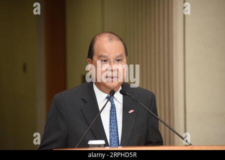 191105 -- HONGKONG, 5. November 2019 -- der amtierende Geschäftsführer der Sonderverwaltungsregion Hongkong, Matthew Cheung, spricht auf einer Pressekonferenz in Hongkong, Südchina, am 5. November 2019. Die HKSAR-Regierung hofft, den zweiten Bürgerdialog mit der Öffentlichkeit nach der Wahl des bezirksrates in diesem Monat zu organisieren, sagte Cheung hier am Dienstag. Cheung sagte den Reportern, dass die wichtigsten Prioritäten für Hongkong heute darin bestehen, Gewalt und Chaos zu stoppen und weitere Wege zu finden, um die Kommunikation zwischen der HKSAR-Regierung und den Bürgern zu verbessern. Lui Siu Wai CHINA-HONG KONG-HKSAR GOV T-2ND C Stockfoto