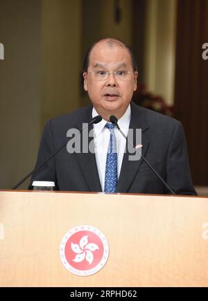 191105 -- HONGKONG, 5. November 2019 -- der amtierende Geschäftsführer der Sonderverwaltungsregion Hongkong, Matthew Cheung, spricht auf einer Pressekonferenz in Hongkong, Südchina, am 5. November 2019. Die HKSAR-Regierung hofft, den zweiten Bürgerdialog mit der Öffentlichkeit nach der Wahl des bezirksrates in diesem Monat zu organisieren, sagte Cheung hier am Dienstag. Cheung sagte den Reportern, dass die wichtigsten Prioritäten für Hongkong heute darin bestehen, Gewalt und Chaos zu stoppen und weitere Wege zu finden, um die Kommunikation zwischen der HKSAR-Regierung und den Bürgern zu verbessern. Lui Siu Wai CHINA-HONG KONG-HKSAR GOV T-2ND C Stockfoto