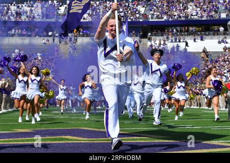 Seattle, WA, USA. September 2023. Der Fahnenträger führt das Team vor dem NCAA-Fußballspiel zwischen den Boise State Broncos und den Washington Huskies im Husky Stadium in Seattle, WA, auf das Feld. Steve Faber/CSM (Bild: © Steve Faber/Cal Sport Media). Quelle: csm/Alamy Live News Stockfoto