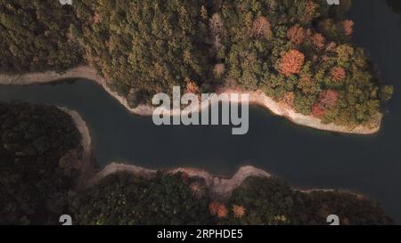 191106 -- HUANGSHAN, 6. Nov. 2019 -- Luftaufnahme vom 6. Nov. 2019 zeigt einen Blick auf den malerischen Ort Taiping Lake in der Stadt Huangshan in der ostchinesischen Provinz Anhui. CHINA-ANHUI-TAIPING LAKE CN ZhangxDuan PUBLICATIONxNOTxINxCHN Stockfoto