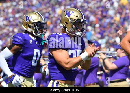 Seattle, WA, USA. September 2023. Ryder Bumgarner (25) kommt vor dem NCAA-Fußballspiel zwischen den Boise State Broncos und den Washington Huskies im Husky Stadium in Seattle, WA, auf das Feld. Steve Faber/CSM/Alamy Live News Stockfoto