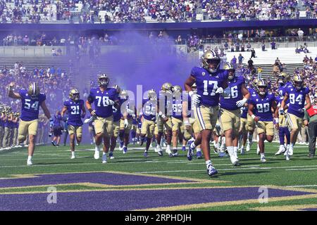 Seattle, WA, USA. September 2023. Die Washington Husky-Mannschaft nimmt das Feld vor dem NCAA-Fußballspiel zwischen den Boise State Broncos und den Washington Huskies im Husky Stadium in Seattle, WA, ein. Steve Faber/CSM/Alamy Live News Stockfoto