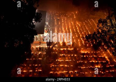 191106 -- NARAYANGANJ, 6. Nov. 2019 -- Luftaufnahme, aufgenommen am 5. Nov. 2019, zeigt hinduistische Gläubige, die während des Rakher Upobash, eines hinduistischen Fastenfestes in Narayanganj, Bangladesch, in einem Tempel beten. Hinduistische Gläubige versammelten sich vor einem Tempel in Narayanganj, um während des Rituals Kartik Brati oder Rakher Upobash zu beten und zu Göttern zu beten. STR/Xinhua BANGLADESCH-NARAYANGANJ-RAKHER UPOBASH-FESTIVAL Naim-ul-karim PUBLICATIONxNOTxINxCHN Stockfoto