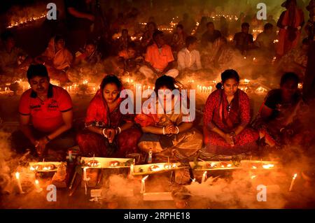 191106 -- NARAYANGANJ, 6. November 2019 -- Hindu-Anhänger beten in einem Tempel während des Rakher Upobash, einem hinduistischen religiösen Fastenfest in Narayanganj, Bangladesch, 5. November 2019. Hinduistische Gläubige versammelten sich vor einem Tempel in Narayanganj, um während des Rituals Kartik Brati oder Rakher Upobash zu beten und zu Göttern zu beten. STR/Xinhua BANGLADESCH-NARAYANGANJ-RAKHER UPOBASH-FESTIVAL Naim-ul-karim PUBLICATIONxNOTxINxCHN Stockfoto