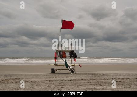 Rote Flagge an windigen Tagen am Strand, Sea Isle City, NJ, USA Stockfoto