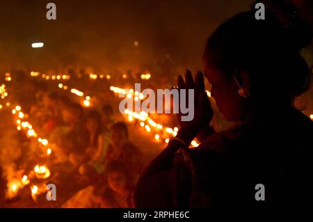 191106 -- NARAYANGANJ, 6. November 2019 -- Ein hinduistischer Gläubiger betet in einem Tempel während des Rakher Upobash, einem hinduistischen religiösen Fastenfest in Narayanganj, Bangladesch, 5. November 2019. Hinduistische Gläubige versammelten sich vor einem Tempel in Narayanganj, um während des Rituals Kartik Brati oder Rakher Upobash zu beten und zu Göttern zu beten. STR/Xinhua BANGLADESCH-NARAYANGANJ-RAKHER UPOBASH-FESTIVAL Naim-ul-karim PUBLICATIONxNOTxINxCHN Stockfoto