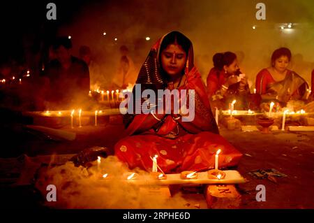 191106 -- NARAYANGANJ, 6. November 2019 -- Ein hinduistischer Gläubiger betet in einem Tempel während des Rakher Upobash, einem hinduistischen religiösen Fastenfest in Narayanganj, Bangladesch, 5. November 2019. Hinduistische Gläubige versammelten sich vor einem Tempel in Narayanganj, um während des Rituals Kartik Brati oder Rakher Upobash zu beten und zu Göttern zu beten. STR/Xinhua BANGLADESCH-NARAYANGANJ-RAKHER UPOBASH-FESTIVAL Naim-ul-karim PUBLICATIONxNOTxINxCHN Stockfoto