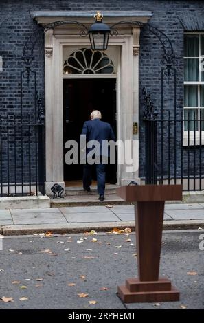 191106 -- LONDON, 6. November 2019 -- der britische Premierminister Boris Johnson kehrt nach einer Erklärung in London am 6. November 2019 in die 10 Downing Street zurück. Der Wahlkampf in Großbritannien begann offiziell am Mittwoch, nachdem Premierminister Boris Johnson ein Publikum mit Königin Elizabeth II. Hatte, um ihre Erlaubnis zur Auflösung des parlaments zu bitten. GROSSBRITANNIEN-LONDON-GENERAL ELECTION-START HanxYan PUBLICATIONxNOTxINxCHN Stockfoto