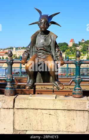 Die kleine Prinzessin (Kiskiralylany) Statue von Laszlo Marton (1925-2008) an der Donaupromenade in Budapest, Ungarn Stockfoto