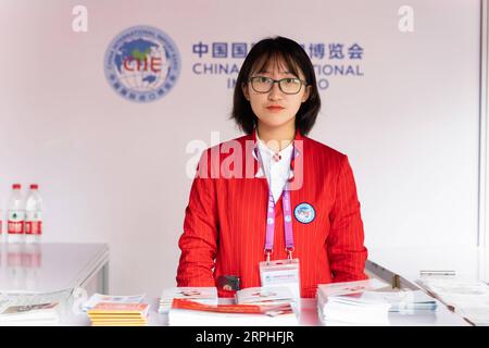 191107 -- SHANGHAI, 7. November 2019 -- Ein Freiwilliger posiert für ein Foto während der zweiten China International Import Expo CIIE in Shanghai, Ostchina, 7. November 2019. PORTRAITSCHINA-SHANGHAI-CIIE CN ZhangxXiaoyu PUBLICATIONxNOTxINxCHN Stockfoto