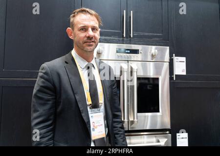 191107 -- SHANGHAI, 7. November 2019 -- Attila Krizsan von GE Appliances posiert für ein Foto auf dem Sci-Tech Life Ausstellungsbereich während der zweiten China International Import Expo CIIE in Shanghai, Ostchina, 7. November 2019. PORTRAITSCHINA-SHANGHAI-CIIE CN ZhangxXiaoyu PUBLICATIONxNOTxINxCHN Stockfoto