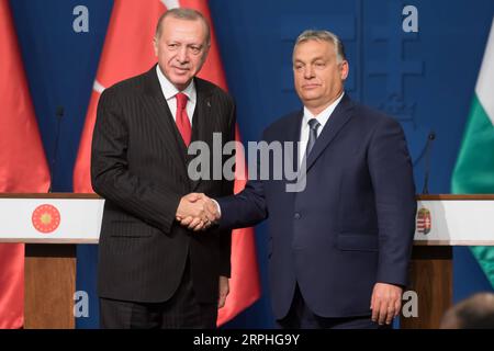 Nachrichten Themen der Woche KW45 Nachrichten Bilder des Tages 191107 -- BUDAPEST, 7. November 2019 -- der türkische Präsident Recep Tayyip Erdogan L gibt dem ungarischen Premierminister Viktor Orban bei einer gemeinsamen Pressekonferenz am 7. November 2019 in Budapest, Ungarn, die Hand. Der türkische Staatspräsident Recep Tayyip Erdogan kritisierte hier am Donnerstag die Europäische Union für ihre Haltung gegenüber der Türkei, die er bei einer gemeinsamen Pressekonferenz mit dem ungarischen Premierminister Viktor Orban als nicht konstruktiv bezeichnete. Foto von /Xinhua HUNGARY-BUDAPEST-TURKEY-PRESIDENT-VISIT AttilaxVolgyi PUBLICATIONxNOTxINxCHN Stockfoto