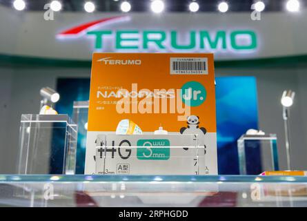 191107 -- SHANGHAI, 7. November 2019 -- Foto aufgenommen am 7. November 2019 zeigt die weltweit dünnste Insulin Injection Needle NANOPASS Jr., entwickelt vom medizinischen Unternehmen Terumo, auf der Messe Medical Equipment and Healthcare Products während der zweiten China International Import Expo CIIE in Shanghai, Ostchina, 7. November 2019. CIIECHINA-SHANGHAI-CIIE-HEALTHCARE CN ZhangxYuwei PUBLICATIONxNOTxINxCHN Stockfoto