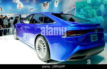 191108 -- SHANGHAI, 8. Nov. 2019 -- Besucher schauen sich ein Toyota Mirai Konzept, Wasserstoff-Brennstoffzellen-Fahrzeug, auf der Automobilausstellung während der zweiten China International Import Expo CIIE in Shanghai, Ostchina, 8. Nov. 2019 an. Automobilaussteller stellen während der zweiten CIIE eine Reihe neuester Fahrzeuge und Technologien vor, wobei die Hauptschwerpunkte Konzeptfahrzeuge, intelligente Fahrzeuge sowie Fahrzeuge mit neuer Energie, darunter Fahrzeuge mit Elektro- und Wasserstoffbrennstoffzellen, sind. CIIECHINA-SHANGHAI-CIIE-AUTOMOBILAUSSTELLUNG CN CHENXJIANLI PUBLICATIONXNOTXINXCHN Stockfoto
