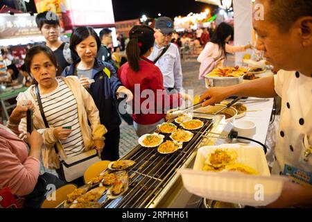 191108 -- MACAO, 8. November 2019 Xinhua -- Besucher wählen beim 19. Macao Food Festival auf dem Sai Van Lake Square in Macao, Südchina, 8. November 2019 Essen aus. Das 19. Macao Food Festival startete am Freitag in Macau mit etwa 160 Imbissständen, die den Besuchern dienten. Xinhua/Cheong kam Ka CHINA-MACAO-FOOD FESTIVAL CN PUBLICATIONxNOTxINxCHN Stockfoto