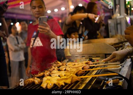 191108 -- MACAO, 8. November 2019 Xinhua -- Besucher wählen beim 19. Macao Food Festival auf dem Sai Van Lake Square in Macao, Südchina, 8. November 2019 Essen aus. Das 19. Macao Food Festival startete am Freitag in Macau mit etwa 160 Imbissständen, die den Besuchern dienten. Xinhua/Cheong kam Ka CHINA-MACAO-FOOD FESTIVAL CN PUBLICATIONxNOTxINxCHN Stockfoto