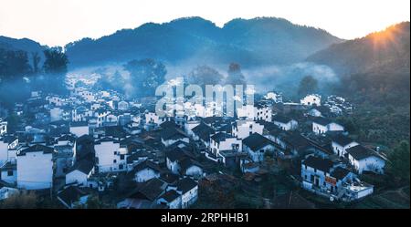 191109 -- PEKING, 9. Nov. 2019 -- Foto aufgenommen am 8. Nov. 2019 zeigt die Herbstlandschaft des Dorfes Shicheng im Wuyuan County in der ostchinesischen Provinz Jiangxi. XINHUA FOTOS DES TAGES HuxChenhuan PUBLICATIONxNOTxINxCHN Stockfoto