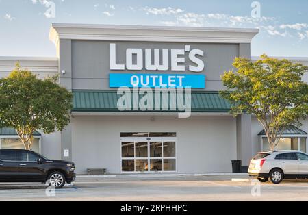 Houston, Texas USA 08-30-2023: Außenfassade des Lowes Outlet und Parkplatz in Houston, TX. Heimwerker-Einzelhandelsunternehmen in den USA und Kanada. Stockfoto