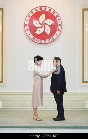 191109 -- HONGKONG, 9. November 2019 -- Chief Executive der Sonderverwaltungsregion Hongkong HKSAR Carrie Lam L überreicht die Grand Bauhinia Medal an Yu Kwok-chun, einen Unternehmer, der sich der Förderung der Jugendentwicklung in Hongkong verschrieben hat. bei der Preisverleihung 2019 im südchinesischen Hongkong, 9. November 2019. CHINA-HONG KONG-CARRIE LAM-EHREN UND PREISVERLEIHUNG CN LVXIAOWEI PUBLICATIONXNOTXINXCHN Stockfoto