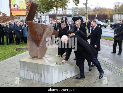 191109 -- BERLIN, 9. November 2019 -- der deutsche Präsident Frank-Walter Steinmeier, der ungarische Präsident Janos Ader, der polnische Präsident Andrzej Duda, der tschechische Präsident Milos Zeman und der slowakische Präsident Zuzana Caputova legten anlässlich des 30. Jahrestages des Falls der Berliner Mauer in der deutschen Hauptstadt Berlin am 9. November 2019 Blumen. Deutschland feierte am Samstag den 30. Jahrestag des Falls der Berliner Mauer. DEUTSCHLAND-BERLIN-FALL DER BERLINER MAUER-30. JAHRESTAG-GEDENKFEIER SHANXYUQI PUBLICATIONXNOTXINXCHN Stockfoto