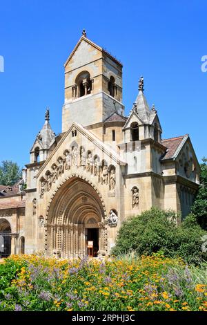 Die komplizierte Fassade der kleinen romanischen Jak-Kapelle im Innenhof der Burg Vajdahunyad in Budapest, Ungarn Stockfoto