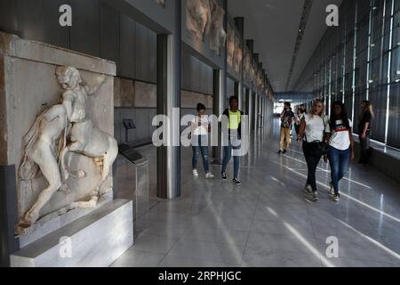 191110 -- ATHEN, 10. Nov. 2019 Xinhua -- Menschen besuchen die Metope-Sektion in der Parthenon-Galerie des Akropolis-Museums in Athen, Griechenland, 7. Nov. 2019. Mit einer einzigartigen Sammlung von Meisterwerken ist das Akropolis-Museum zu einer wichtigen Touristenattraktion geworden. Seit seiner Eröffnung im Juni 2009 hat das Museum mehr als 14,5 Millionen Besucher aus Griechenland und dem Ausland empfangen. Xinhua/Marios Lolos GRIECHENLAND-ATHEN-AKROPOLIS MUSEUM PUBLICATIONxNOTxINxCHN Stockfoto