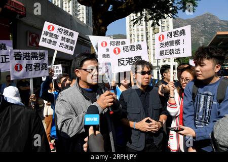191111 -- HONGKONG, 11. November 2019 -- Junius Ho 1st L, Mitglied des Legislativrates der Sonderverwaltungsregion Hongkong HKSAR, spricht bei seinem Straßenstand für die Wahlkampagne in Hongkong, Südchina, 10. November 2019. Als Junius Ho am Sonntagmorgen bei seinem Wahlkampf auf der Straße wieder auftauchte, versammelten sich viele Einwohner Hongkongs, um ihn anzufeuern. Der Kandidat für die bevorstehende Wahl des bezirksrats in Hongkong wurde vor Tagen während der Wahlkampagne angegriffen und erstochen. CHINA-HONGKONG-JUNIUS HO-CITIZENS-SUPPORT CN ZHUXXIANG PUBLICATIONXNOTXINXCHN Stockfoto