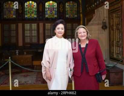 191111 -- ATHEN, 11. November 2019 -- Peng Liyuan, Ehefrau des chinesischen Präsidenten Xi Jinping, besucht das Benaki-Museum in Begleitung von Vlassia Pavlopoulou-Peltsemi, Ehefrau des griechischen Präsidenten Prokopis Pavlopoulos, im Zentrum von Athen, Griechenland, am 11. November 2019. GRIECHENLAND-ATHEN-PENG LIYUAN-MUSEUM-BESUCH XIEXHUANCHI PUBLICATIONXNOTXINXCHN Stockfoto