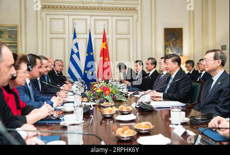 191111 -- ATHEN, 11. November 2019 -- der chinesische Präsident Xi Jinping hält Gespräche mit dem griechischen Premierminister Kyriakos Mitsotakis in Athen, Griechenland, 11. November 2019. GRIECHENLAND-ATHEN-XI JINPING-GRIECHISCHE PREMIERMINISTER-GESPRÄCHE HUANGXJINGWEN PUBLICATIONXNOTXINXCHN Stockfoto