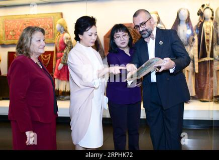 191111 -- ATHEN, 11. November 2019 -- Peng Liyuan, Ehefrau des chinesischen Präsidenten Xi Jinping, besucht das Benaki-Museum in Begleitung von Vlassia Pavlopoulou-Peltsemi, Ehefrau des griechischen Präsidenten Prokopis Pavlopoulos, im Zentrum von Athen, Griechenland, am 11. November 2019. GRIECHENLAND-ATHEN-PENG LIYUAN-MUSEUM-BESUCH XIEXHUANCHI PUBLICATIONXNOTXINXCHN Stockfoto