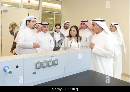 191111 -- KUWAIT CITY, 11. November 2019 -- Fahd Al-Shula 1st R, Front, Kuwaits Minister für Awqaf und Islamische Angelegenheiten und Staatsminister für Kommunalangelegenheiten, besucht ein Labor für Lebensmittelanalysen in Kuwait City, Kuwait, 11. November 2019. Kuwait eröffnete am Montag ein Labor für Lebensmittelanalysen. Bei der Eröffnungszeremonie sagte Fahd Al-Shula, dass die Regierung daran interessiert sei, Bürgern und Einwohnern durch die Entwicklung innovativer Projekte ein besseres Leben zu ermöglichen. Foto von Ghazy Qaffaf/Xinhua KUWAIT-KUWAIT CITY-FOOD-ANALYSELABOR NiexYunpeng PUBLICATIONxNOTxINxCHN Stockfoto