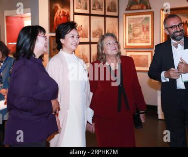 191111 -- ATHEN, 11. November 2019 -- Peng Liyuan, Ehefrau des chinesischen Präsidenten Xi Jinping, besucht das Benaki-Museum in Begleitung von Vlassia Pavlopoulou-Peltsemi, Ehefrau des griechischen Präsidenten Prokopis Pavlopoulos, im Zentrum von Athen, Griechenland, am 11. November 2019. GRIECHENLAND-ATHEN-PENG LIYUAN-MUSEUM-BESUCHEN SIE DINGXLIN PUBLICATIONXNOTXINXCHN Stockfoto