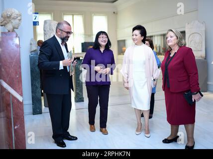 191111 -- ATHEN, 11. November 2019 -- Peng Liyuan, Ehefrau des chinesischen Präsidenten Xi Jinping, besucht das Benaki-Museum in Begleitung von Vlassia Pavlopoulou-Peltsemi, Ehefrau des griechischen Präsidenten Prokopis Pavlopoulos, im Zentrum von Athen, Griechenland, am 11. November 2019. GRIECHENLAND-ATHEN-PENG LIYUAN-MUSEUM-BESUCH XIEXHUANCHI PUBLICATIONXNOTXINXCHN Stockfoto