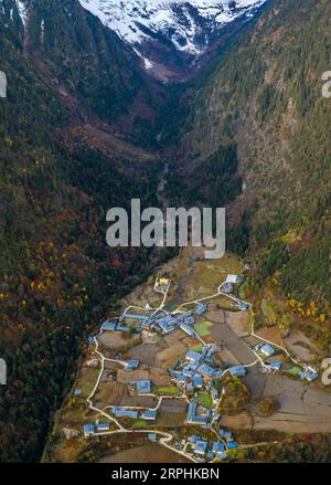 191112 -- PEKING, 12. November 2019 -- ein Luftbild, das am 9. November 2019 aufgenommen wurde, zeigt die Landschaft im Dorf Yubeng, der tibetischen Autonomen Präfektur Deqen in der südwestlichen chinesischen Provinz Yunnan. XINHUA FOTOS DES TAGES HuxChao PUBLICATIONxNOTxINxCHN Stockfoto