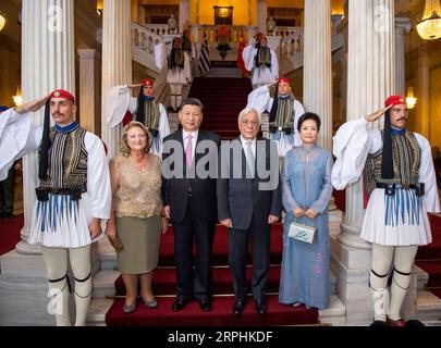 191111 -- ATHEN, 11. November 2019 -- der griechische Präsident Prokopis Pavlopoulos und seine Frau Vlassia Pavlopoulou-Peltsemi veranstalten ein großes Begrüßungsbankett für den chinesischen Präsidenten Xi Jinping und seine Frau Peng Liyuan in der Präsidentenvilla in Athen, Griechenland, 11. November 2019. GRIECHENLAND-ATHEN-CHINESISCHER PRÄSIDENT-WILLKOMMENSBANKETT LIXXUEREN PUBLICATIONXNOTXINXCHN Stockfoto