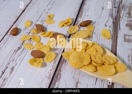 Top View Foto von Granola-Stapel isoliert auf weißem Hintergrund, Müsli-Textur, verstreute Samen Muster, Getreide Getreide Getreide für gute Gesundheit Stockfoto