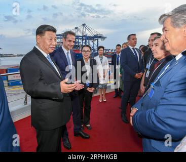 191111 -- ATHEN, 11. November 2019 -- der chinesische Präsident Xi Jinping spricht mit Vertretern lokaler Mitarbeiter, während er den Hafen von Piräus in Griechenland am 11. November 2019 besucht. XI und seine Frau Peng Liyuan, begleitet von dem griechischen Premierminister Kyriakos Mitsotakis und seiner Frau, besuchten am Montag den Hafen von Piräus. GRIECHENLAND-CHINESISCHER PRÄSIDENT-PIRÄUS HAFEN-BESUCH XIEXHUANCHI PUBLICATIONXNOTXINXCHN Stockfoto