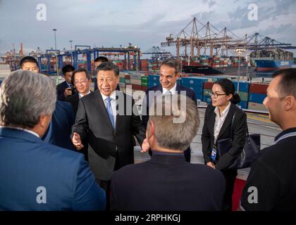191111 -- ATHEN, 11. November 2019 -- der chinesische Präsident Xi Jinping spricht mit Vertretern lokaler Mitarbeiter, während er den Hafen von Piräus in Griechenland am 11. November 2019 besucht. XI und seine Frau Peng Liyuan, begleitet von dem griechischen Premierminister Kyriakos Mitsotakis und seiner Frau, besuchten am Montag den Hafen von Piräus. GRIECHENLAND-CHINESISCHER PRÄSIDENT-PIRÄUS HAFEN-BESUCH LIXXUEREN PUBLICATIONXNOTXINXCHN Stockfoto