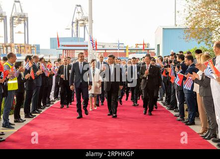 191111 -- ATHEN, 11. November 2019 -- der chinesische Präsident Xi Jinping und seine Frau Peng Liyuan, begleitet von dem griechischen Premierminister Kyriakos Mitsotakis und seiner Frau, besuchen den Hafen von Piräus in Griechenland, 11. November 2019. GRIECHENLAND-CHINESISCHER PRÄSIDENT-PIRÄUS HAFEN-BESUCH LIXXUEREN PUBLICATIONXNOTXINXCHN Stockfoto