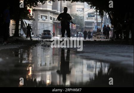 191112 -- GAZA, 12. November 2019 Xinhua -- Ein palästinensischer Kämpfer steht vor dem Haus des islamischen Jihad-Führers Baha Abu al-Atta nach einem israelischen Angriff in Gaza-Stadt am 12. November 2019. Baha Abu al-Atta, ein hochrangiger Militanter und Führer der al-Quds-Brigaden, dem bewaffneten Flügel des Palästinensischen Islamischen Dschihad im Gazastreifen, und seine Frau wurden am Dienstag bei einem israelischen Luftangriff auf ihr Haus im Osten von Gaza-Stadt getötet. Foto von Mohammed Dahman/Xinhua MIDEAST-GAZA-ATTACK PUBLICATIONxNOTxINxCHN Stockfoto