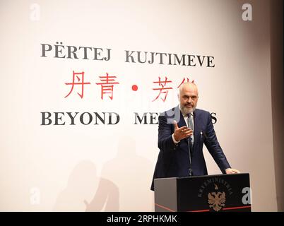 191112 -- TIRANA, 12. November 2019 -- der albanische Premierminister EDI Rama spricht bei der Eröffnungszeremonie der Ausstellung anlässlich des 70. Jahrestages des Aufbaus diplomatischer Beziehungen zwischen China und Albanien im Zentrum für Offenheit und Dialog COD des Büros des albanischen Premierministers in Tirana, Albanien, am 11. November 2019. Die Ausstellung, die vom CSB in Zusammenarbeit mit der chinesischen Botschaft in Albanien organisiert wird, trägt den Titel Beyond Memories. Die Ausstellung brachte eine Sammlung von chinesischen Gedenkmarken der Albanischen Post von 1968 bis 2009 zusammen, sowie chinesische Tradition Stockfoto